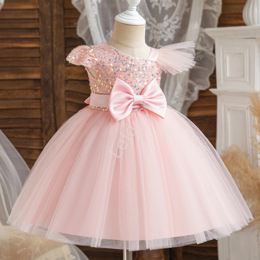 Krótka jasno różowa sukienka wieczorowa dla dziewczynki z cekinami na jednym ramieniu 132